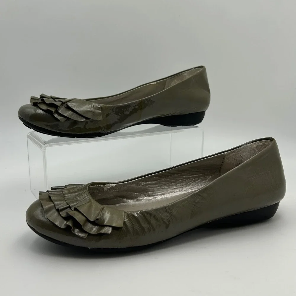 Me Too‎ Alexis Ballet Flats Womens 7.5 Olive Green Ruffle Patent Leather Classic